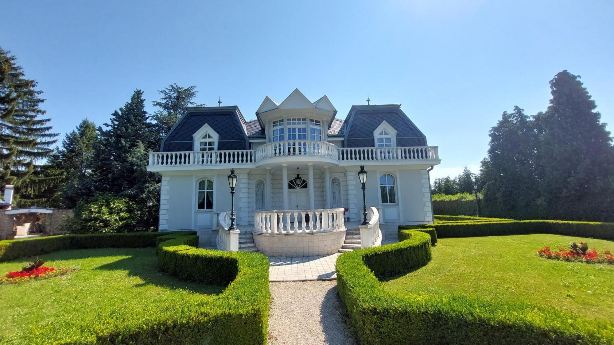 Апартаменти Castle Garden *** Сомбатгей Екстер'єр фото